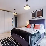 Apartment Modern 2-bed Flat In - Sleeps 6
