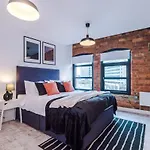 Apartment Modern 2-bed Flat In - Sleeps 6 Leeds (West Yorkshire)