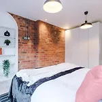 Modern 2-bed Flat In - Sleeps 6 Leeds (West Yorkshire)