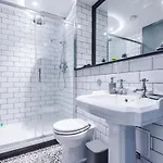 Modern 2-bed Flat In - Sleeps 6 Apartment *
