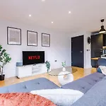 Apartment Modern 2-bed Flat In - Sleeps 6