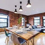 Modern 2-bed Flat In - Sleeps 6