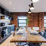 Modern 2-bed Flat In - Sleeps 6 Apartment *