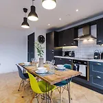 Modern 2-bed Flat In - Sleeps 6 *