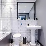 Modern 2-bed Flat In - Sleeps 6