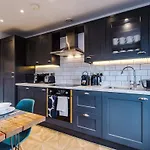 Apartment Modern 2-bed Flat In - Sleeps 6