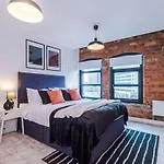 Modern 2-bed Flat In - Sleeps 6 * Leeds (West Yorkshire)