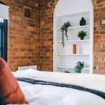 Apartment Modern 2-bed Flat In - Sleeps 6 *