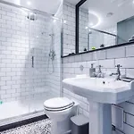 Modern 2-bed Flat In - Sleeps 6 * Leeds (West Yorkshire)