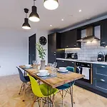 Modern 2-bed Flat In - Sleeps 6 * Leeds (West Yorkshire)