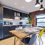 Modern 2-bed Flat In - Sleeps 6 Apartment *