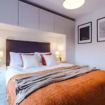Modern 2-bed Flat In - Sleeps 6 *