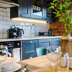 Modern 2-bed Flat In - Sleeps 6 Leeds (West Yorkshire)