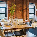 Modern 2-bed Flat In - Sleeps 6 *