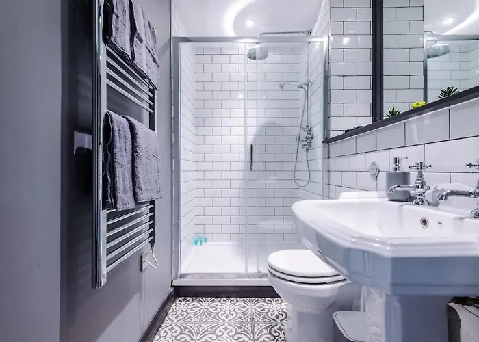 Modern 2-bed Flat In - Sleeps 6 公寓 *