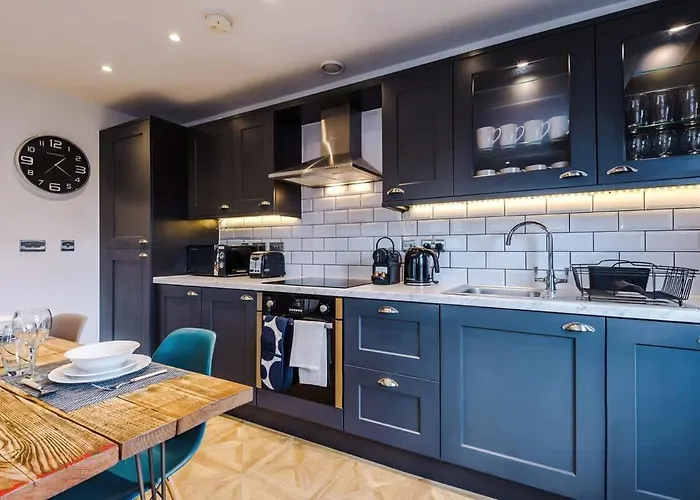 Modern 2-bed Flat In - Sleeps 6 아파트 *