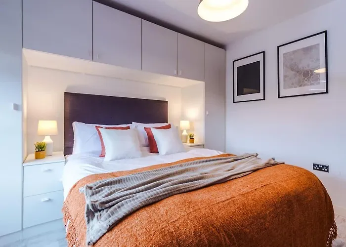 Modern 2-bed Flat In - Sleeps 6 *