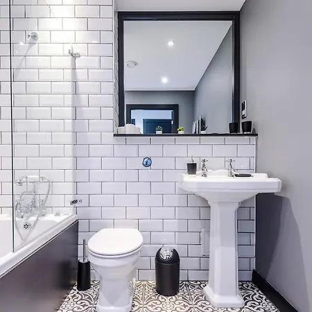 Modern 2-bed Flat In - Sleeps 6