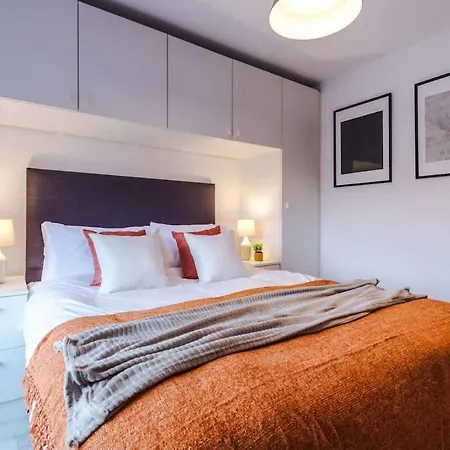 Modern 2-bed Flat In - Sleeps 6 *