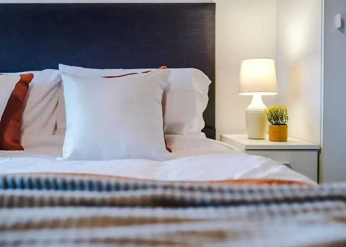 Modern 2-bed Flat In - Sleeps 6 Лідс